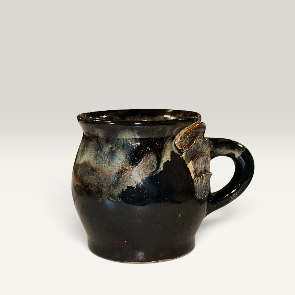Sort svampekrus i stentøj med svampe ved hanken | RG Ceramic
