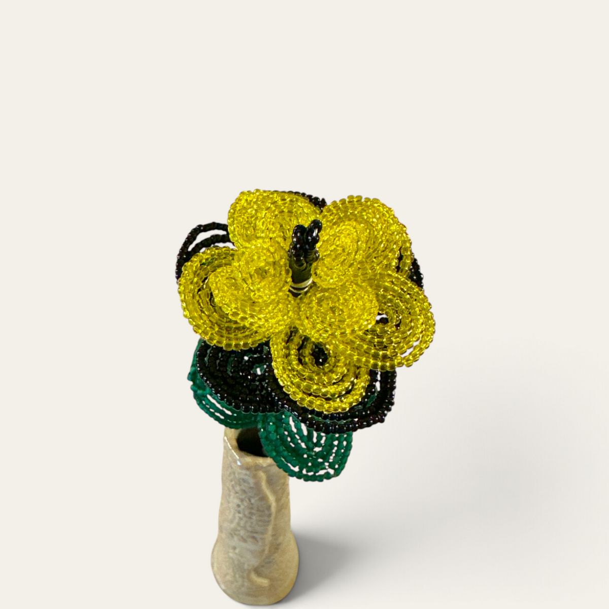 Langstilket gul og sort rose i glasperler – 41 cm | Sams Perlekrea