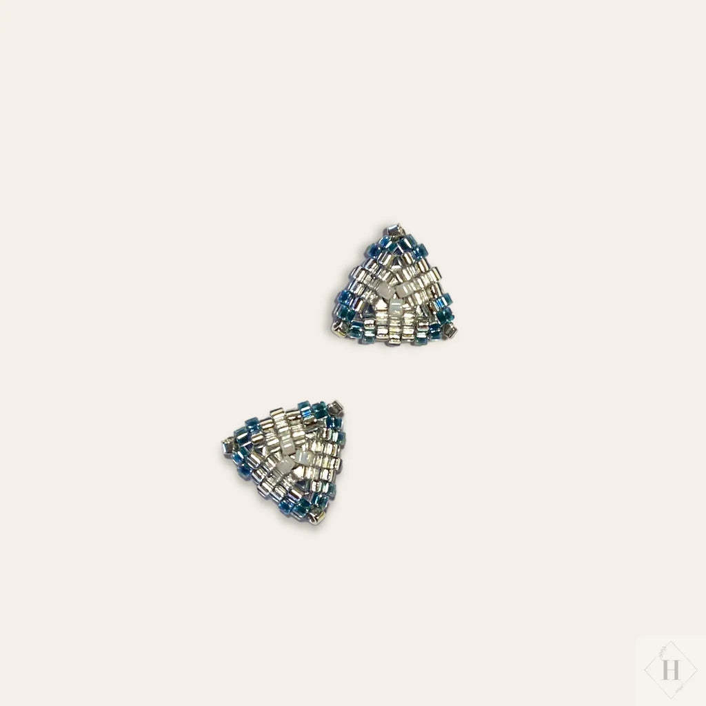 Ørestikker af miyuki perler - sølvfarvet/lyseblå Sara Engel
