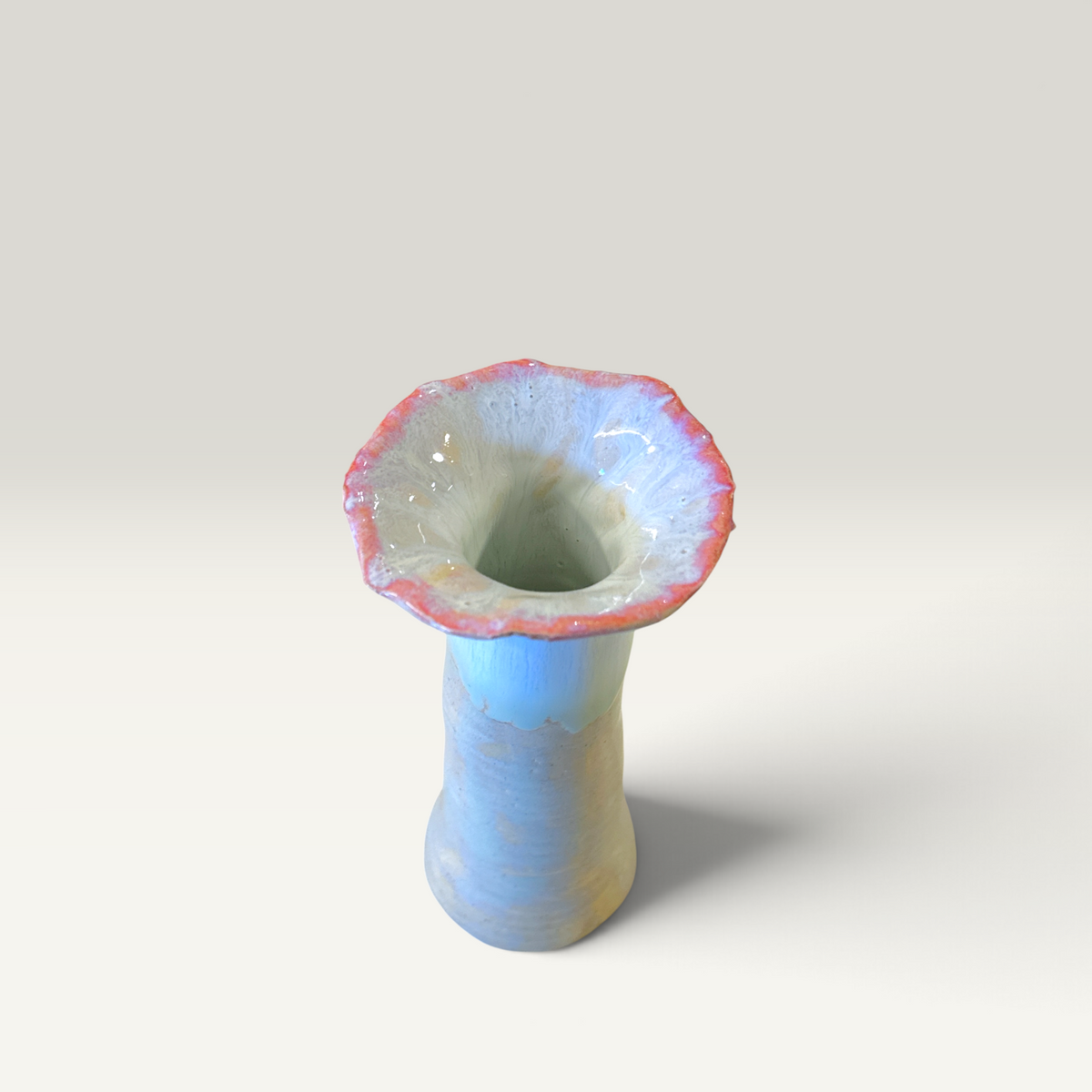 Slank vase med bølget rosa kant – 13,5 cm | Helle Zinn