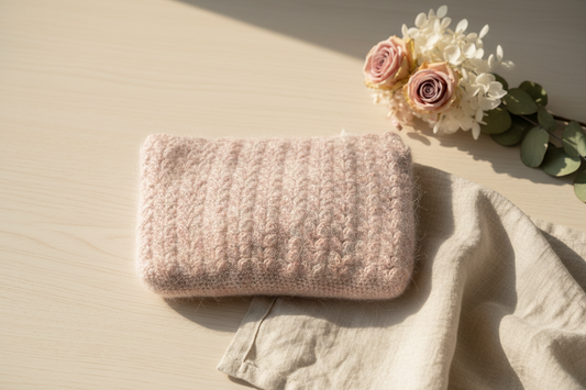 Mellem pung i silk mohair – rosa meleret – stylet billede