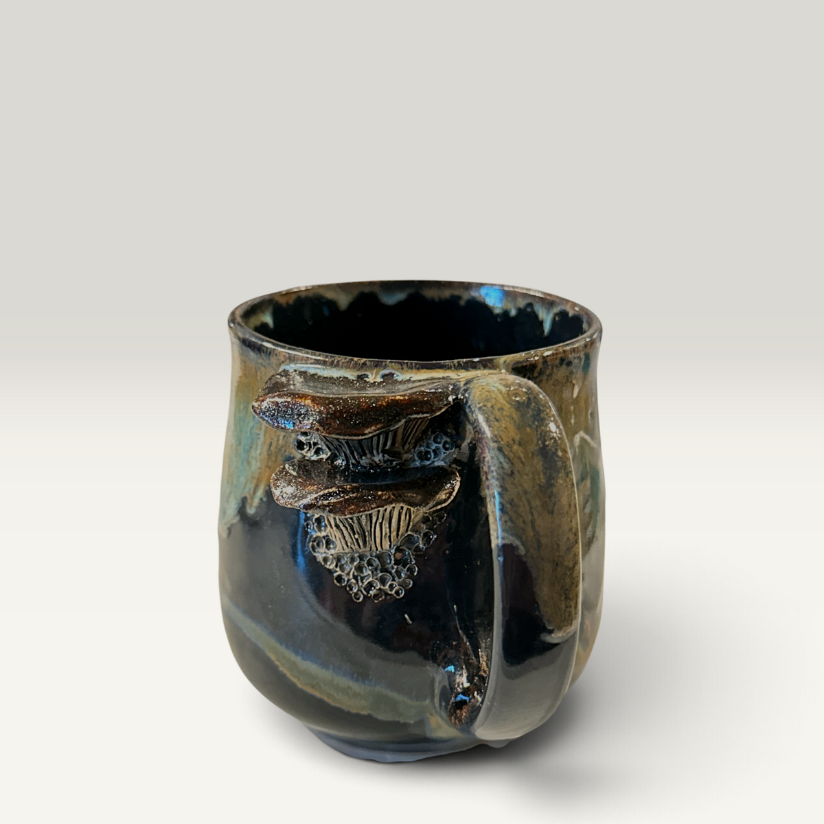 Svampekrus sort med nordlys-glasur og svampe på hanken | RG Ceramic
