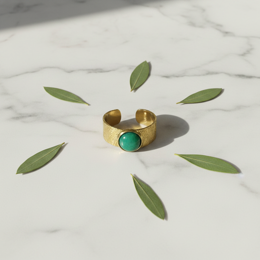 Håndlavet vandfast ring med grøn sten i forgyldt kirurgisk stål – Winther Design