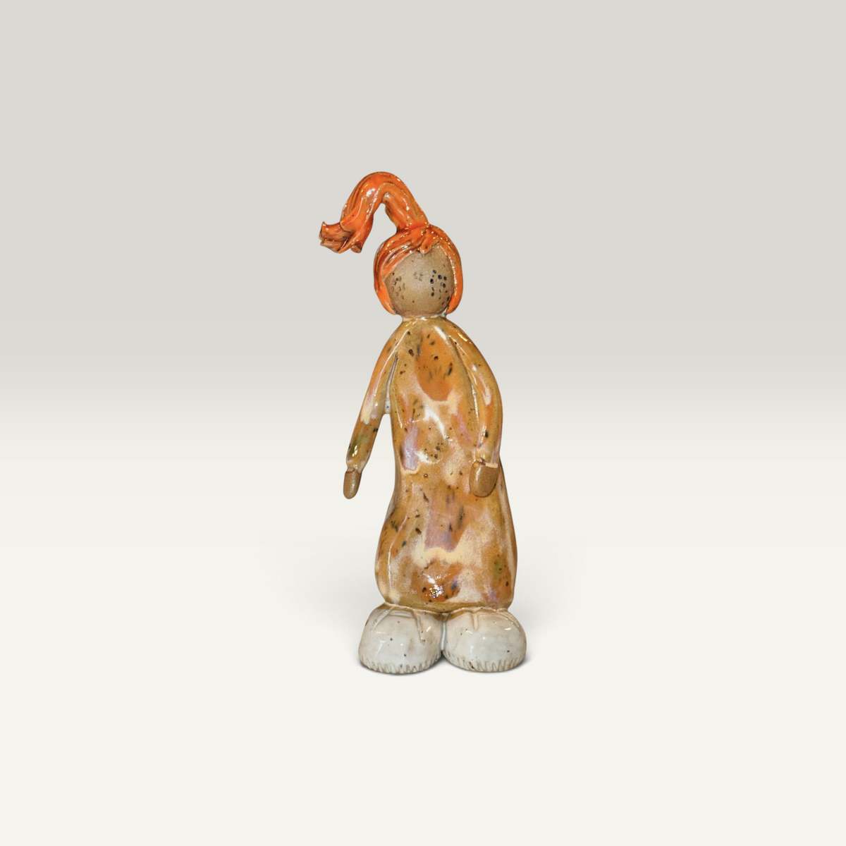 Spilop Ayse – keramikfigur med orange hår, 14 cm | Charlottes Clayground