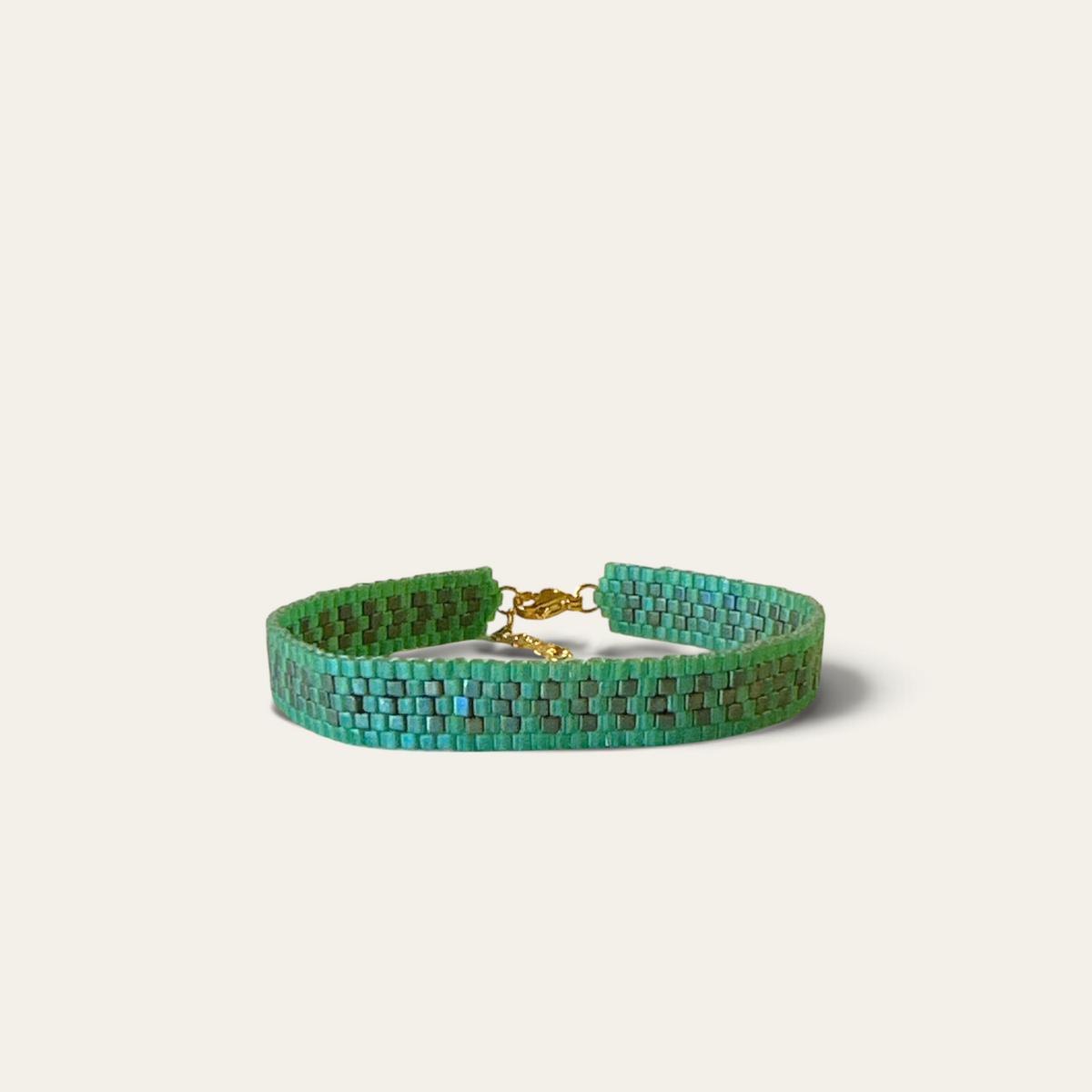 Armbånd i miyukiperler – skovgrøn med iriserende metallic-skimmer | Sara Engel