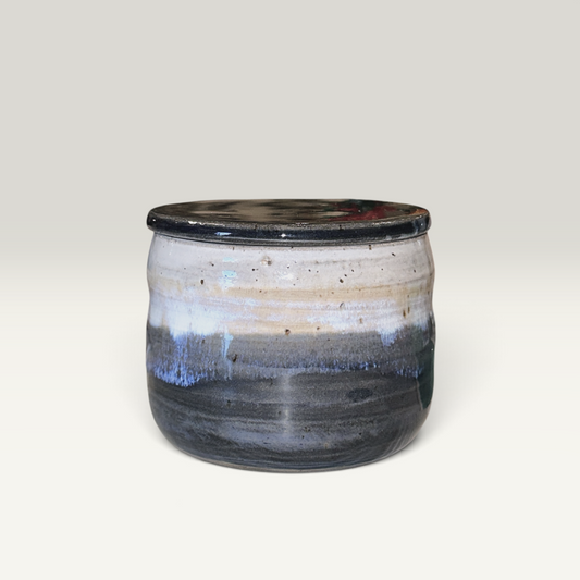 Smørklokke med mørk blåsort glasur – Håndlavet keramik | Clay by Hornstrup