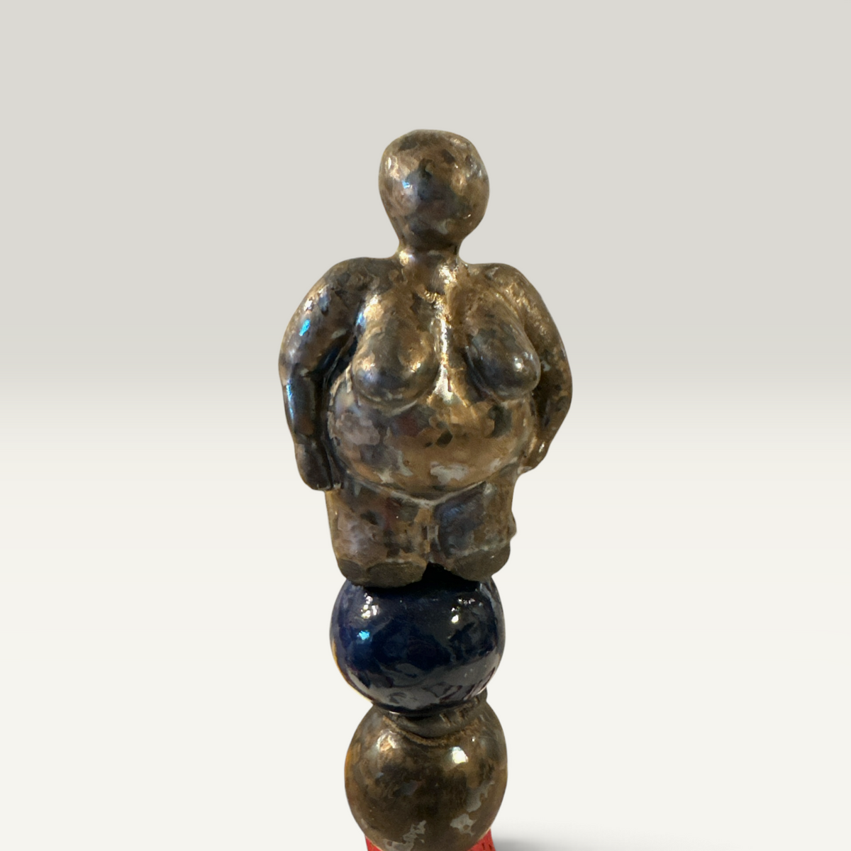 Keramikstatuette med kvinde og lille hus – 32 cm | Lisbeth Børglum