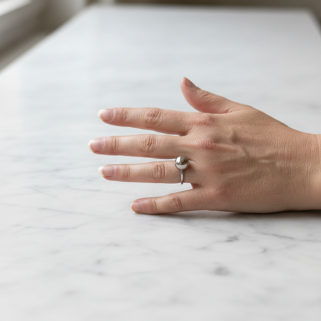 Vandfast ring med kugle i kirurgisk stål – Winther Design