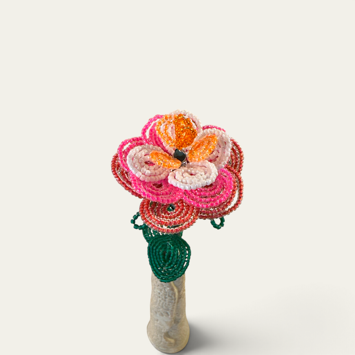 Langstilket flerfarvet rose i glasperler – 41 cm | Sams Perlekrea