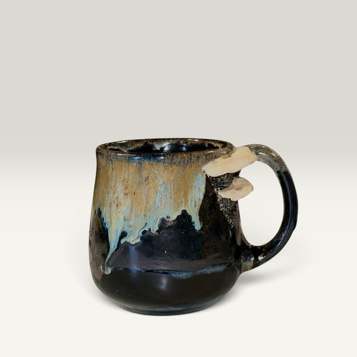 Svampekrus sort med nordlys-glasur og hvide svampe på hanken | RG Ceramic