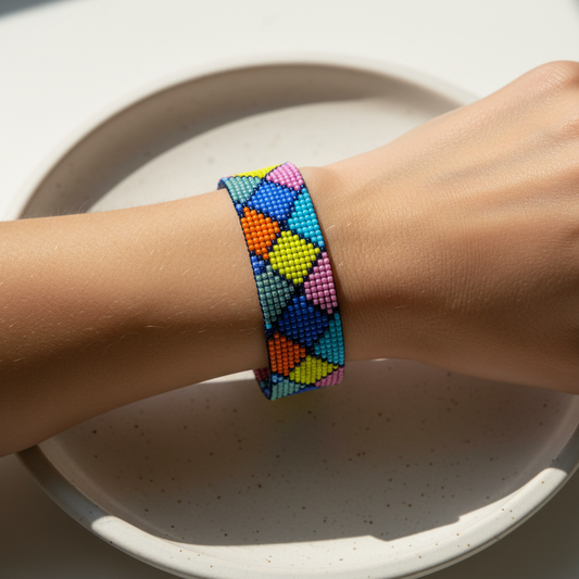 Armbånd i miyukiperler – harlekinmønster | Sara Engel