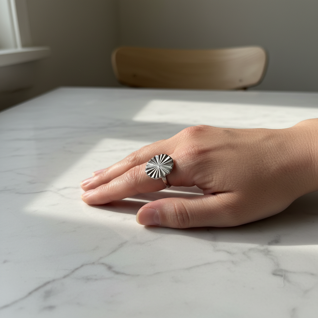 Vandfast ring med bølget oval i kirurgisk stål – Winther Design