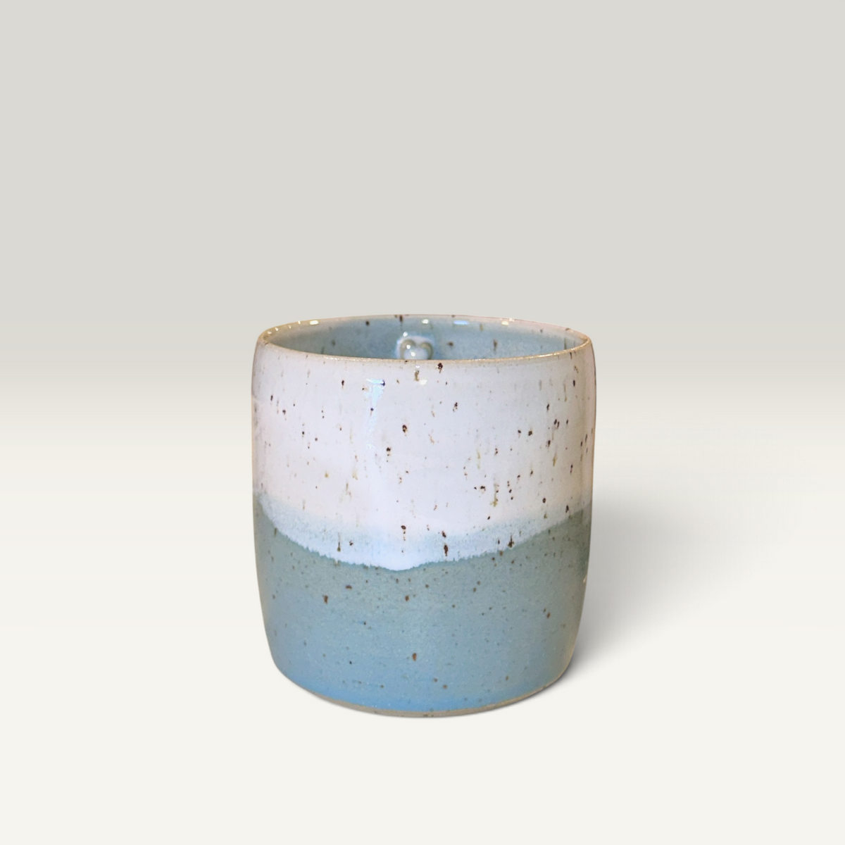 Krus uden hank keramik lyseblå hvid gradient drejet håndlavet dansk | Clay by Hornstrup
