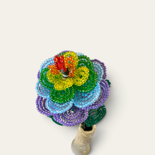 Langstilket rose i glasperler – pastel regnbue | Sams Perlekrea