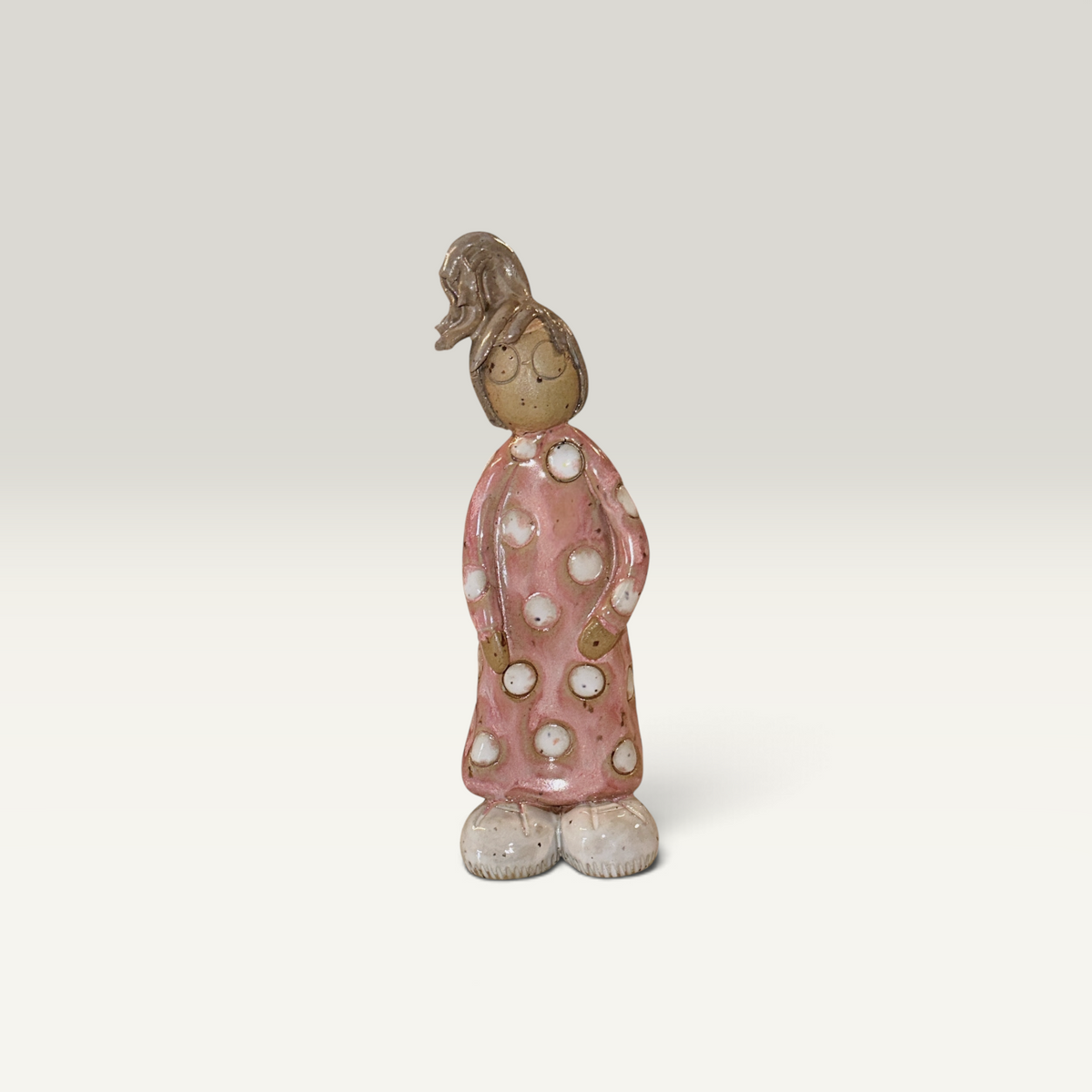 Spilop Sigrid – keramikfigur i rosa prikket kjole, 14 cm | Charlottes Clayground