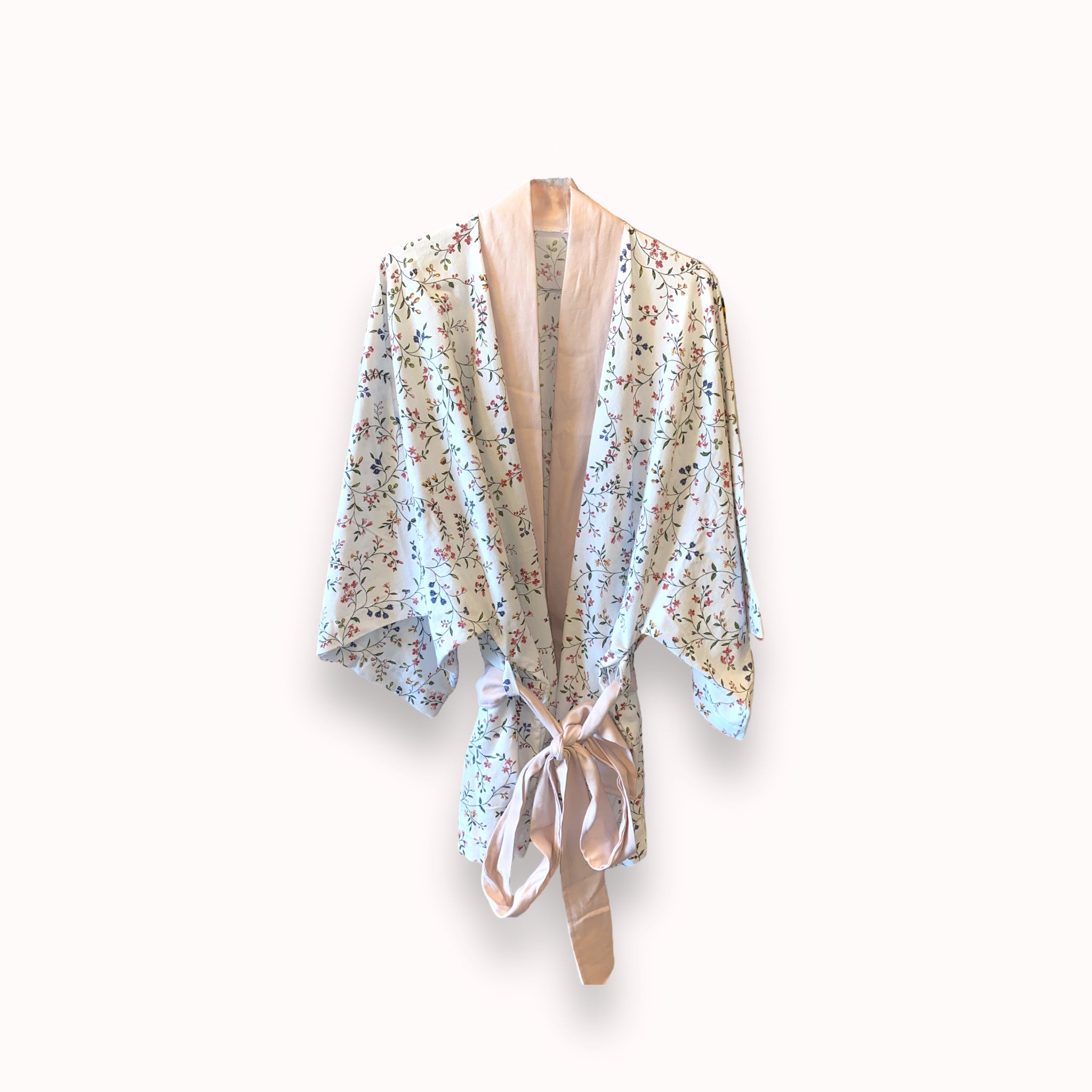 Kimono - hvid m/små blomster