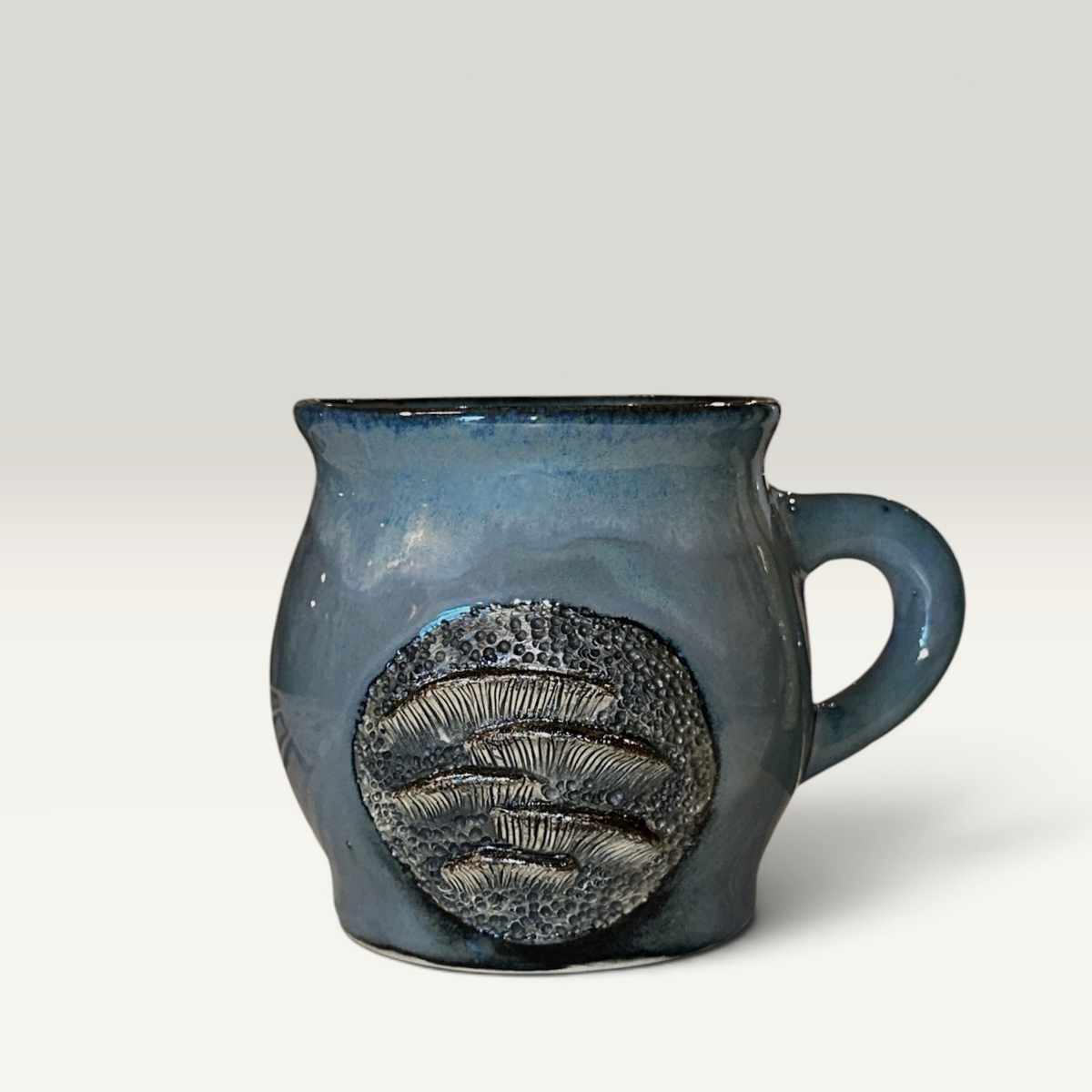 Svampekrus keramik stålblå medaljon håndformet eventyrligt dansk gave | RG Ceramic