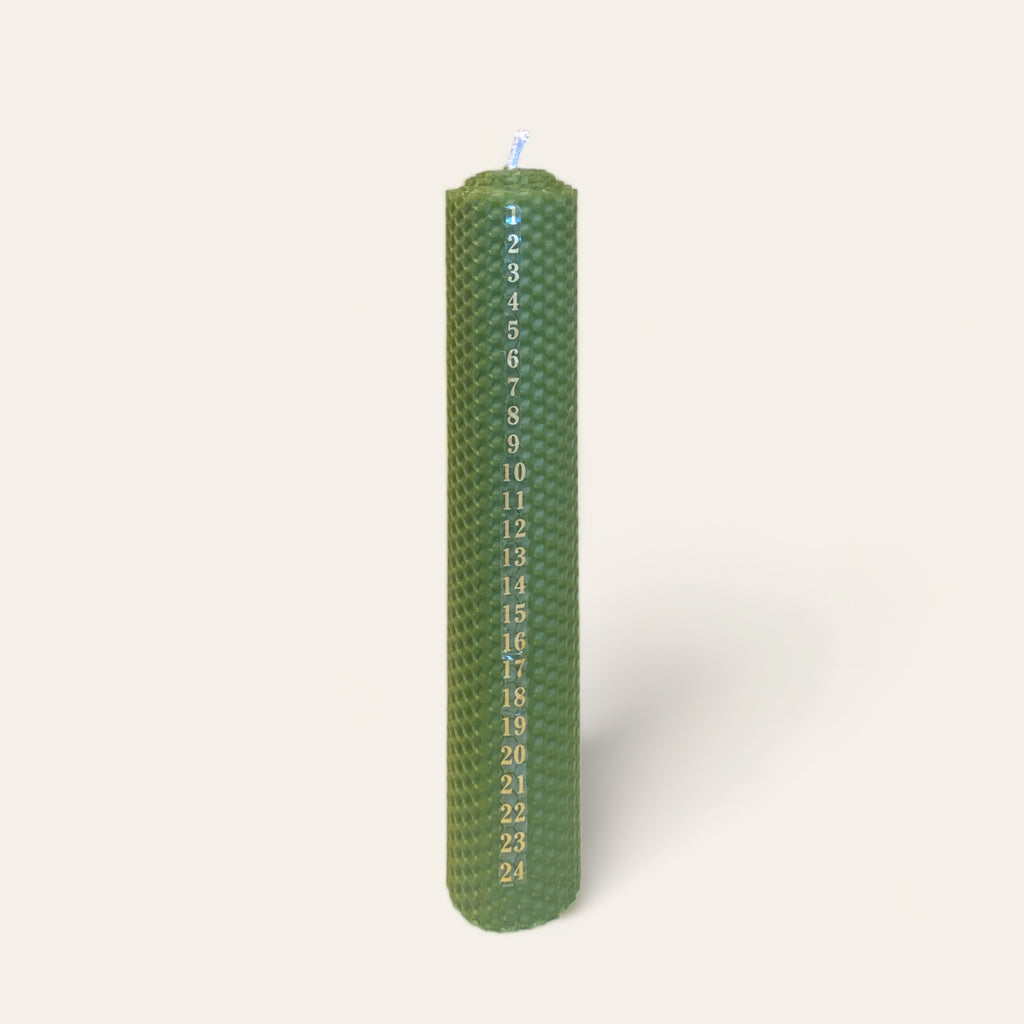 Kalenderlys i bivoks 23 cm - grøn byMoonA