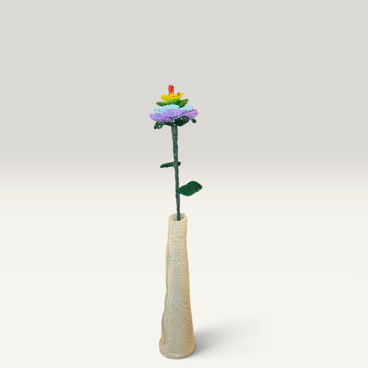 Langstilket rose i glasperler – pastel regnbue | Sams Perlekrea