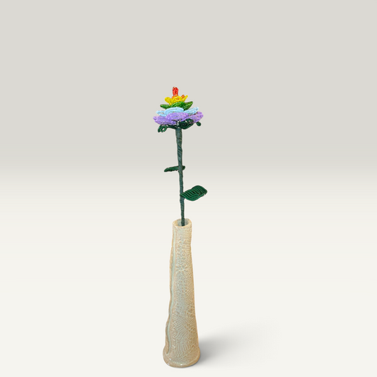 Langstilket rose i glasperler – pastel regnbue | Sams Perlekrea