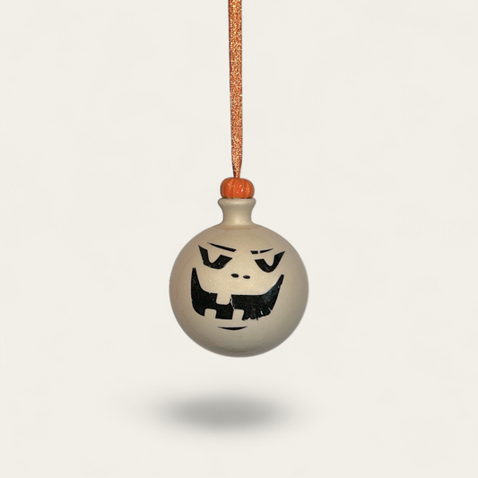 Keramik halloween-kugle med spøgelsesansigt – håndlavet dekoration | Famalut