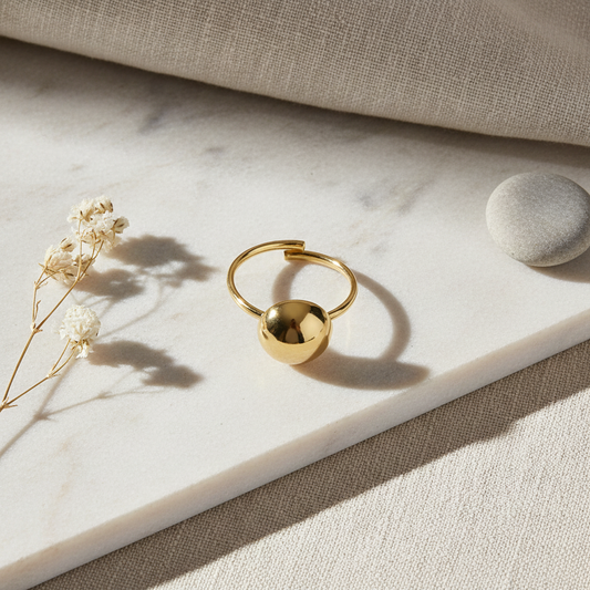 Håndlavet vandfast ring med halvkugle i forgyldt kirurgisk stål – Winther Design