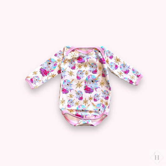 Baby body (flere str) - enhjørning og stjerner M Henriksen Design
