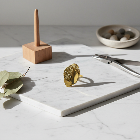 Håndlavet vandfast ring med glat og hamret dekoration i forgyldt kirurgisk stål – Winther Design