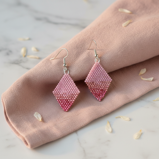 Øreringe i miyukiperler – lyserød og metallic rosa | Sara Engel