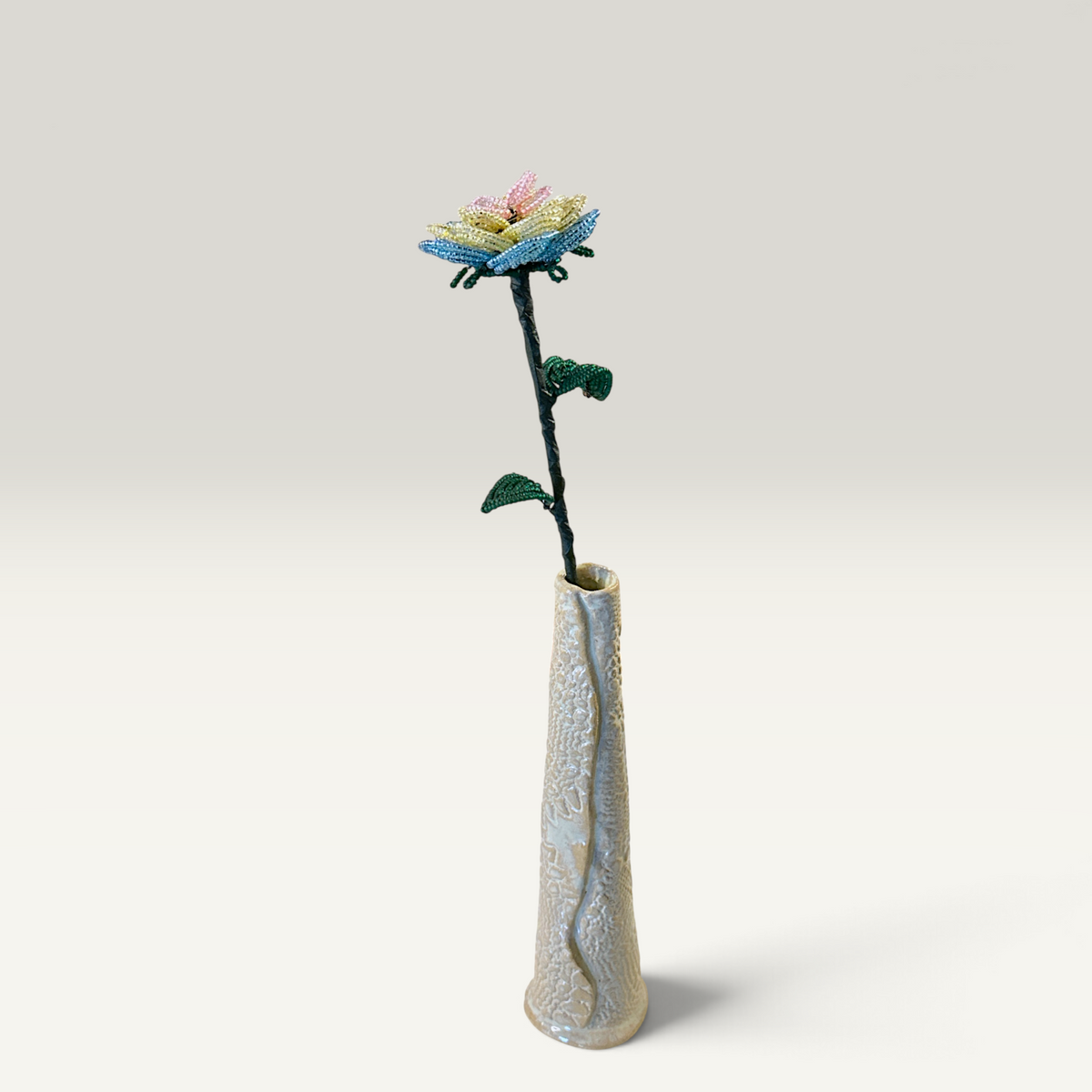 Rose i glasperler i lyseblå, lysegul og rosa – 41 cm | Sams Perlekrea