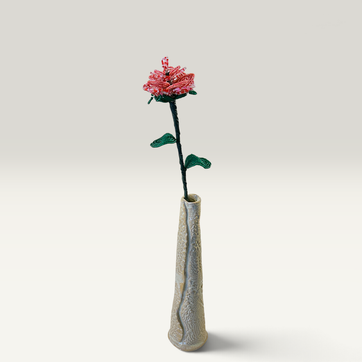 Rød og hvid rose i glasperler – 41 cm | Sams Perlekrea