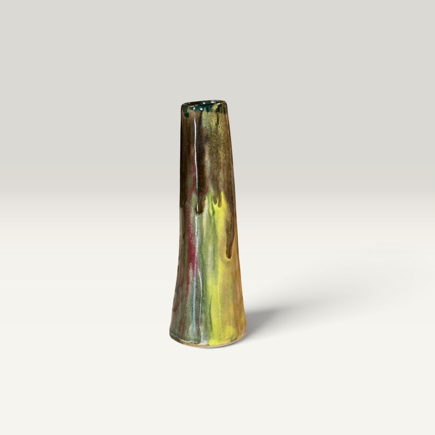 Håndformet slank vase – rød, grøn og blå | Lisbeth Børglum