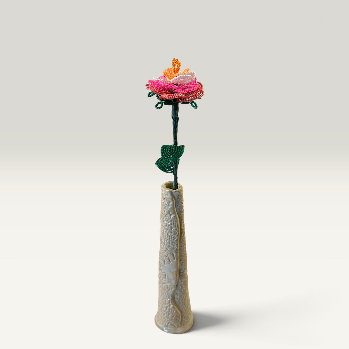 Langstilket flerfarvet rose i glasperler – 41 cm | Sams Perlekrea