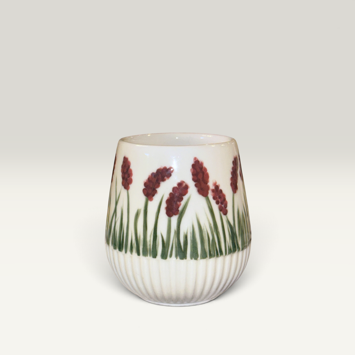 Porcelænskrus uden hank med bordeaux blomster | Ibs elsker keramik