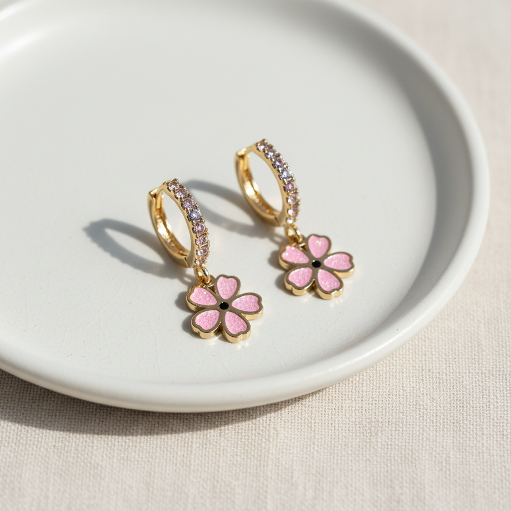 Øreringe med lille blomst lyserød – close-up stylet