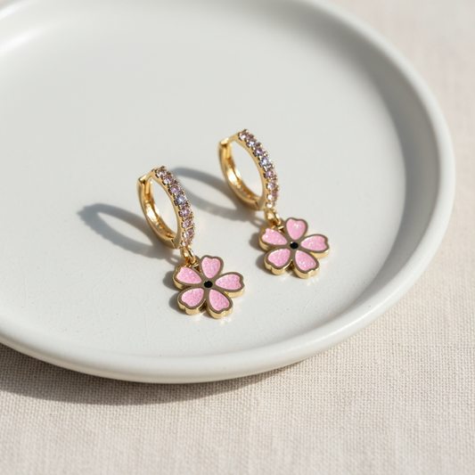 Øreringe med lille blomst lyserød – close-up stylet