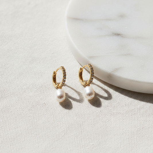 Øreringe med lille ferskvandsperle – lagt fladt