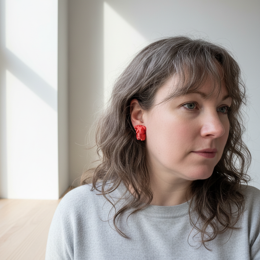 Ørestikker – rød torso, stylet