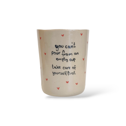 Stort krus uden hank - små hjerter og tekst