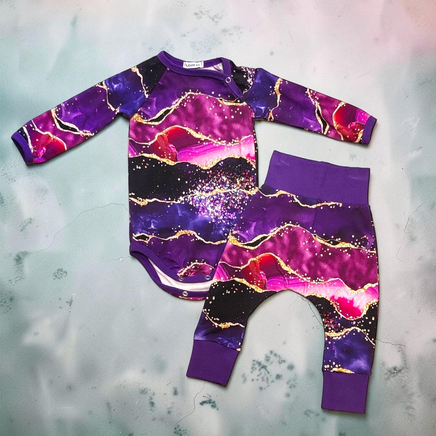 Håndlavet Baby Body og Bukser Str 68 - Blødt Jersey Sæt i lilla m. Glimmer motiv