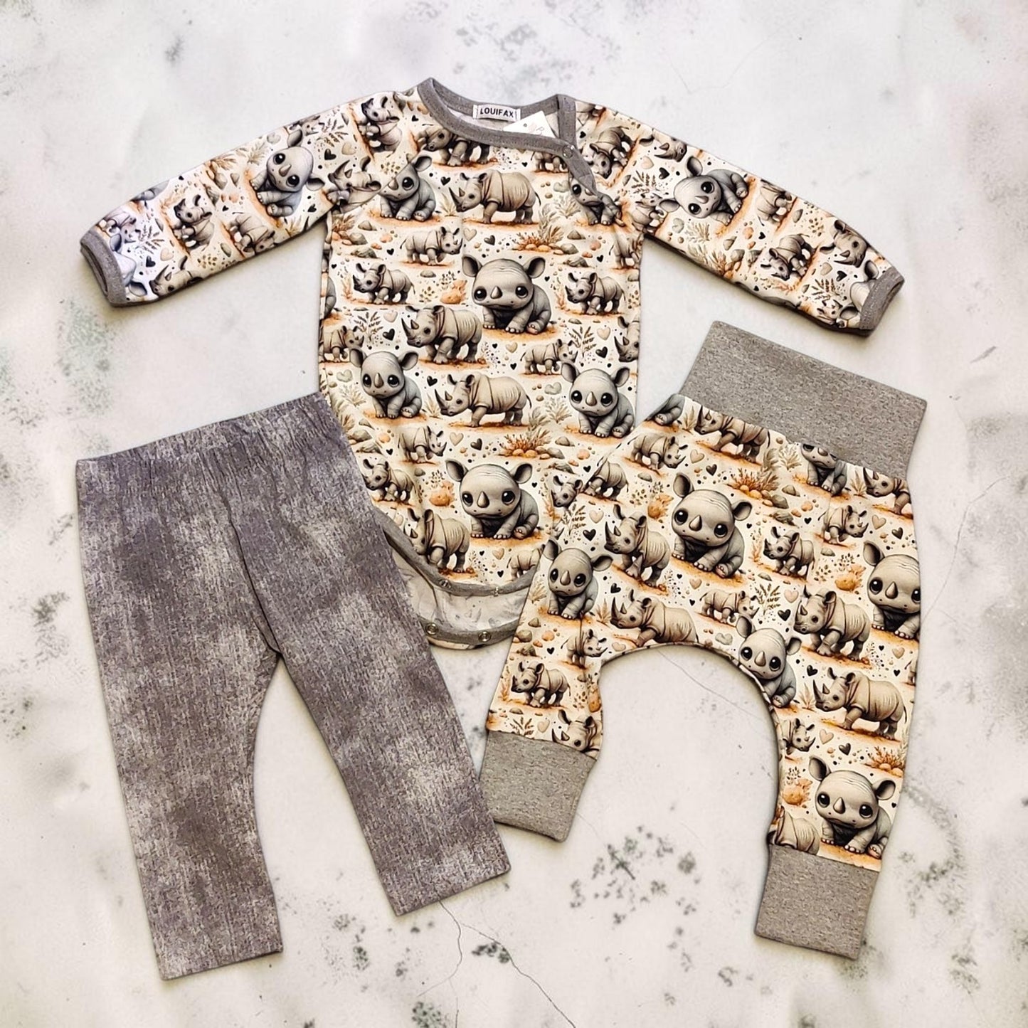 Håndlavet Baby Body og Bukser Str 68 - blødt jersey med næsehorn motiv