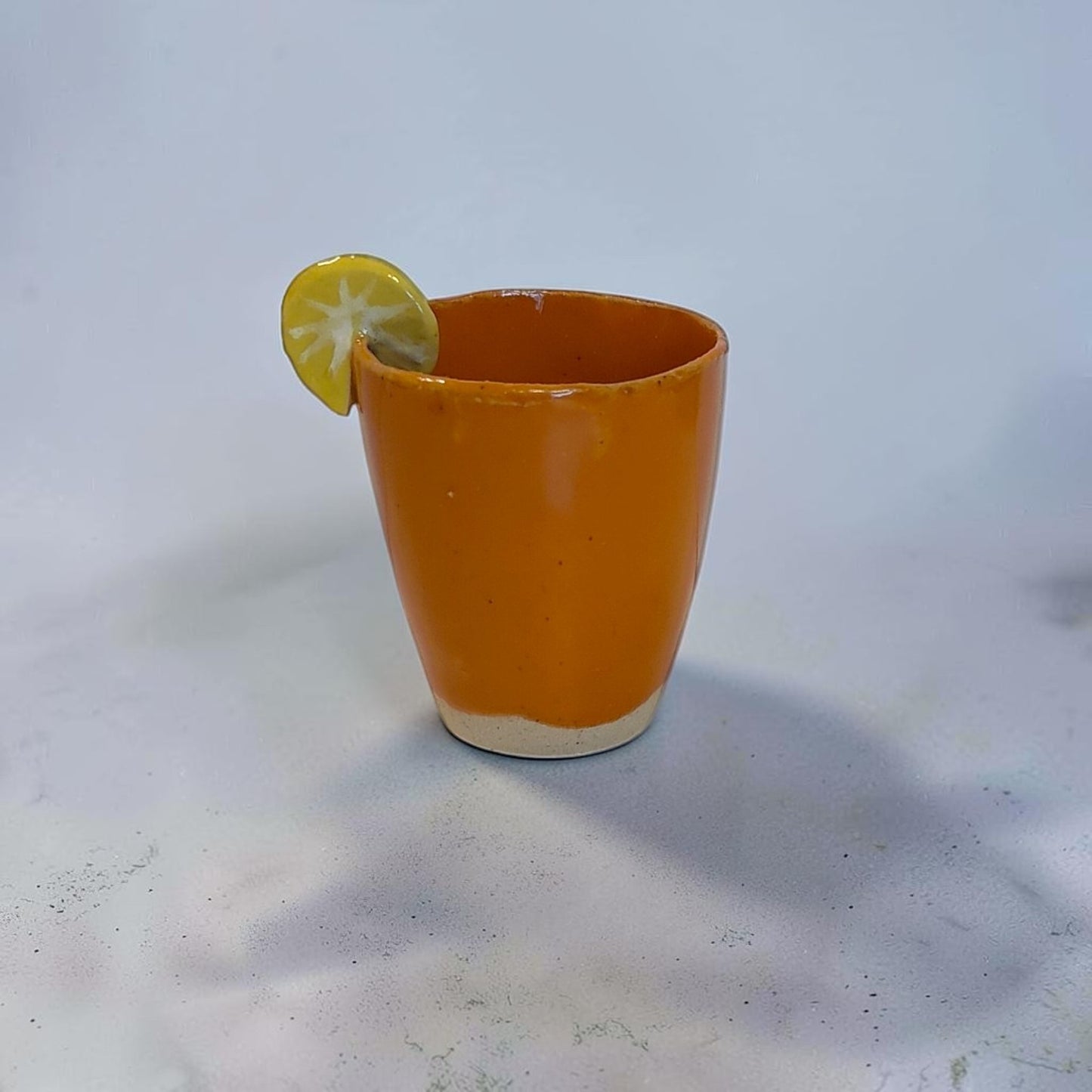 Shotglas i keramik med orange glasur og citron skive– Håndlavet af Ibs Elsker Keramik