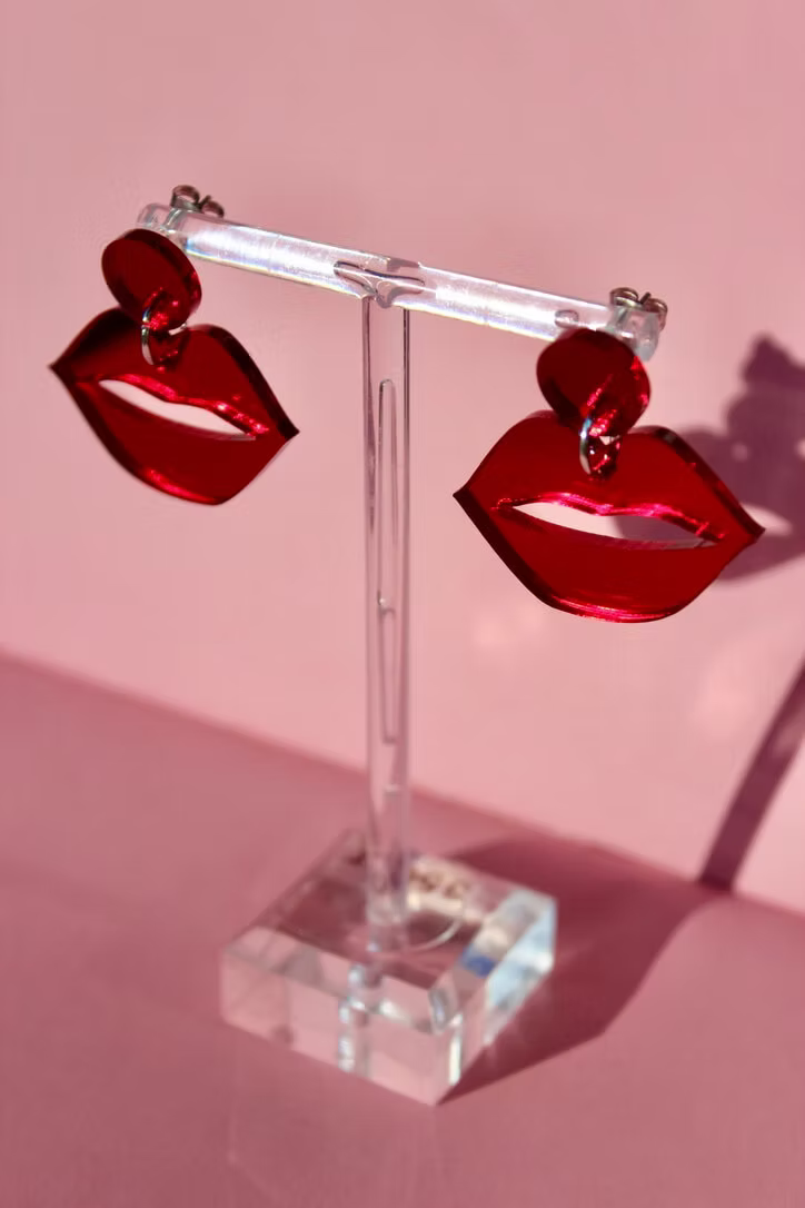 Kiss - Øreringe i Rød Spejlakryl