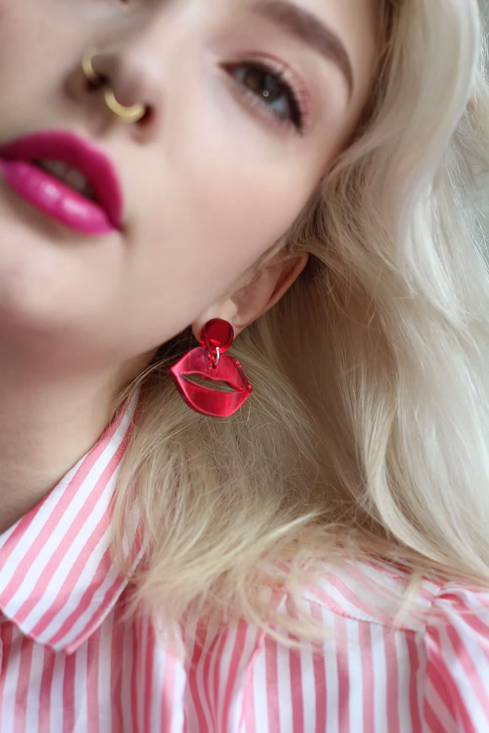 Kiss - Øreringe i Rød Spejlakryl