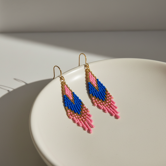 Stylede frynseøreringe i miyuki perler lyserød og blå