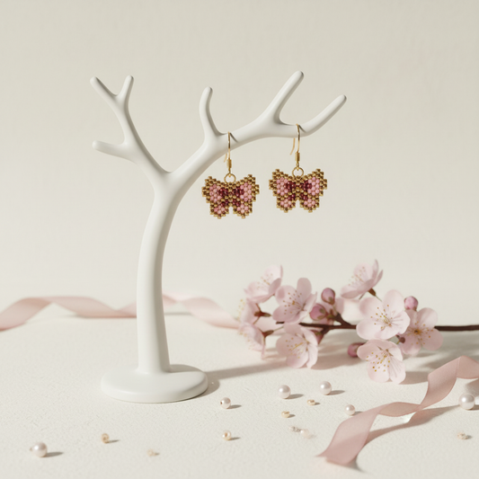 Stylede lyserøde sommerfugl-øreringe i miyukiperler