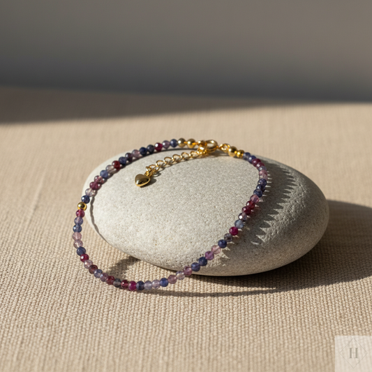 Stylet armbånd med safirer og rubiner