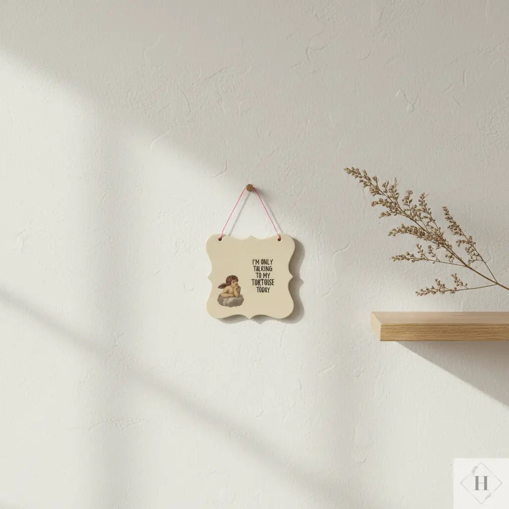 Stylet billede af håndlavet vægophæng i keramik - kvadratisk