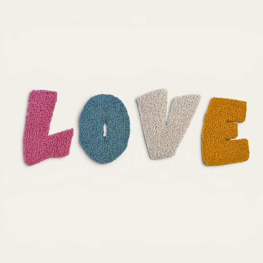 LOVE – Håndlavede Tuftede Bogstaver | Væg Dekoration 14 cm