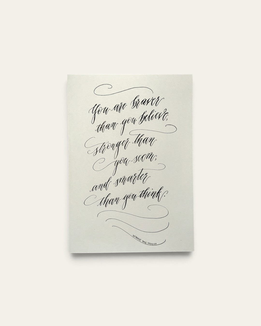 Håndskrevet kalligrafikort – "You are braver than you believe" | Pen Tool Grafisk